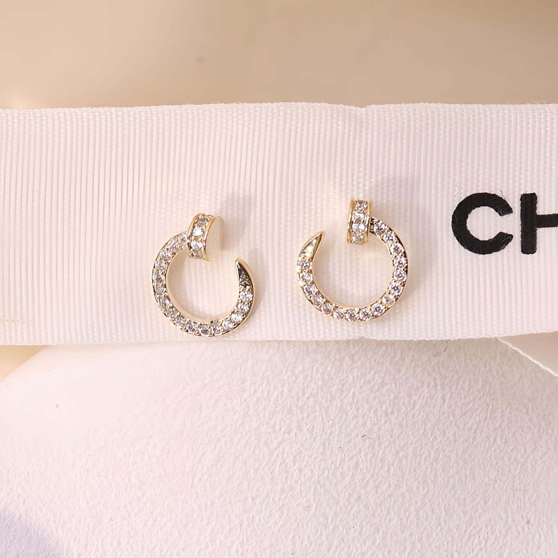Free Shipping Designer Luxury Jewelry Round Simple Women's 925 Silver Ear Studs New Trend Niche Fashion Bright Diamond Earrings Accessories