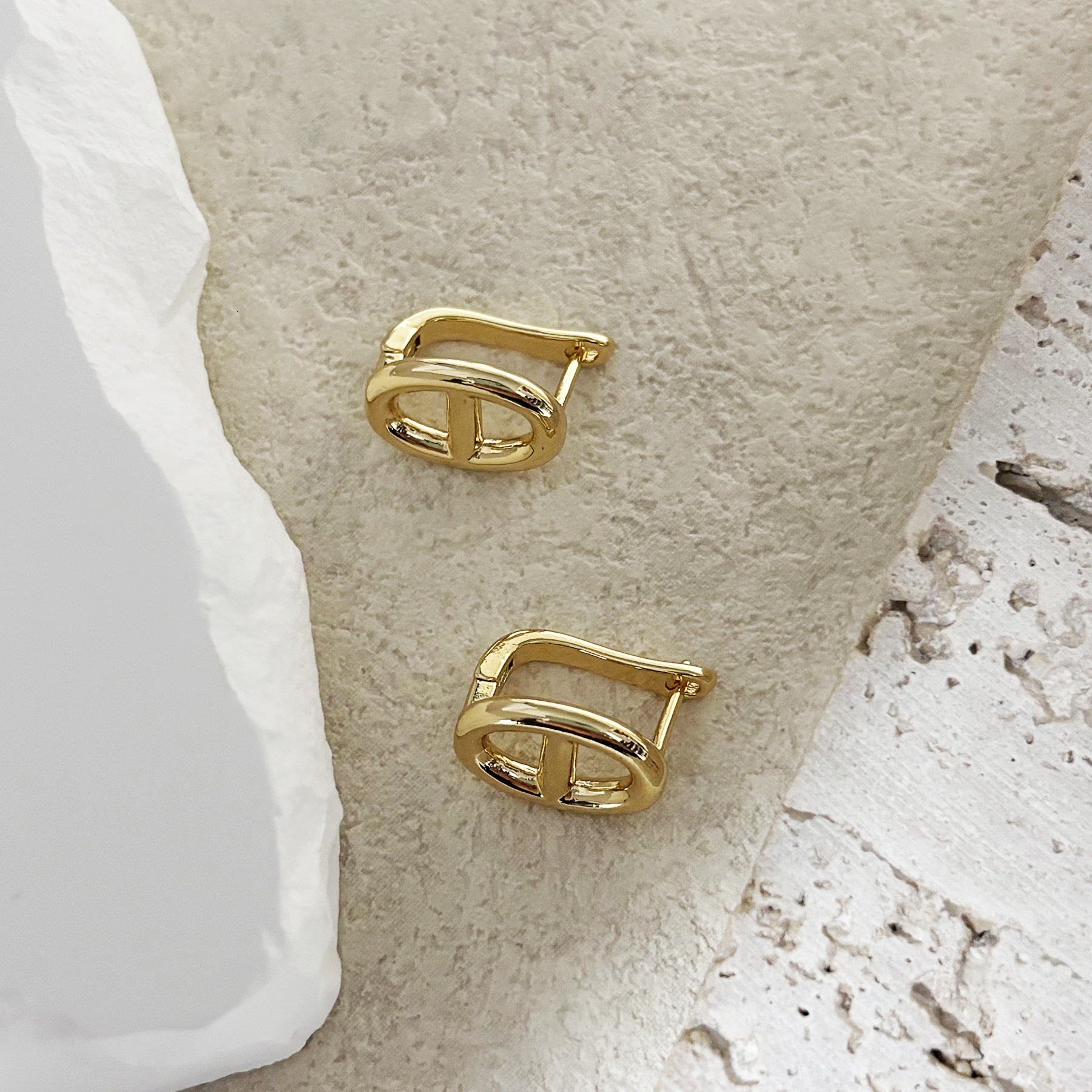European And American Designer Jewelry Wedding Rings Simple Luxury Zircon Pig Nose Earrings Gold Plated High-end Elegant Ear Studs Wholesale