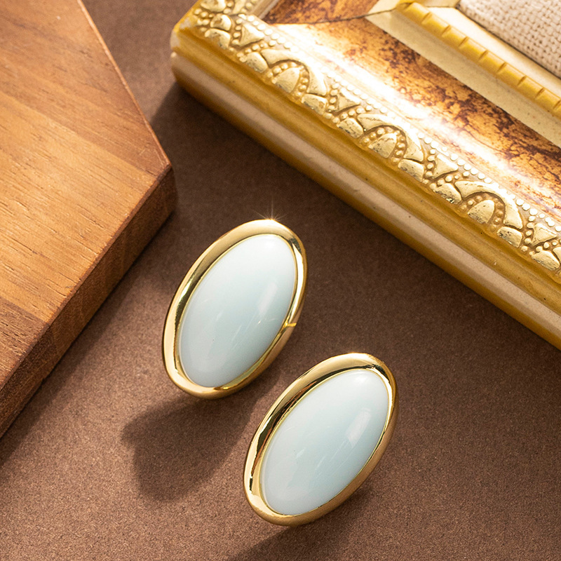 Korean Version Exquisite Fashion Geometric Oval Sugar Bean Earrings for Women High-end Elegant Versatile Hepburn Style Sier Needle Ear Jewelry