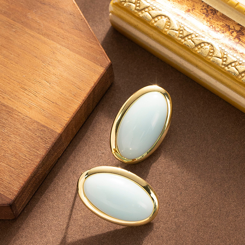 Korean Version Exquisite Fashion Geometric Oval Sugar Bean Earrings for Women High-end Elegant Versatile Hepburn Style Sier Needle Ear Jewelry