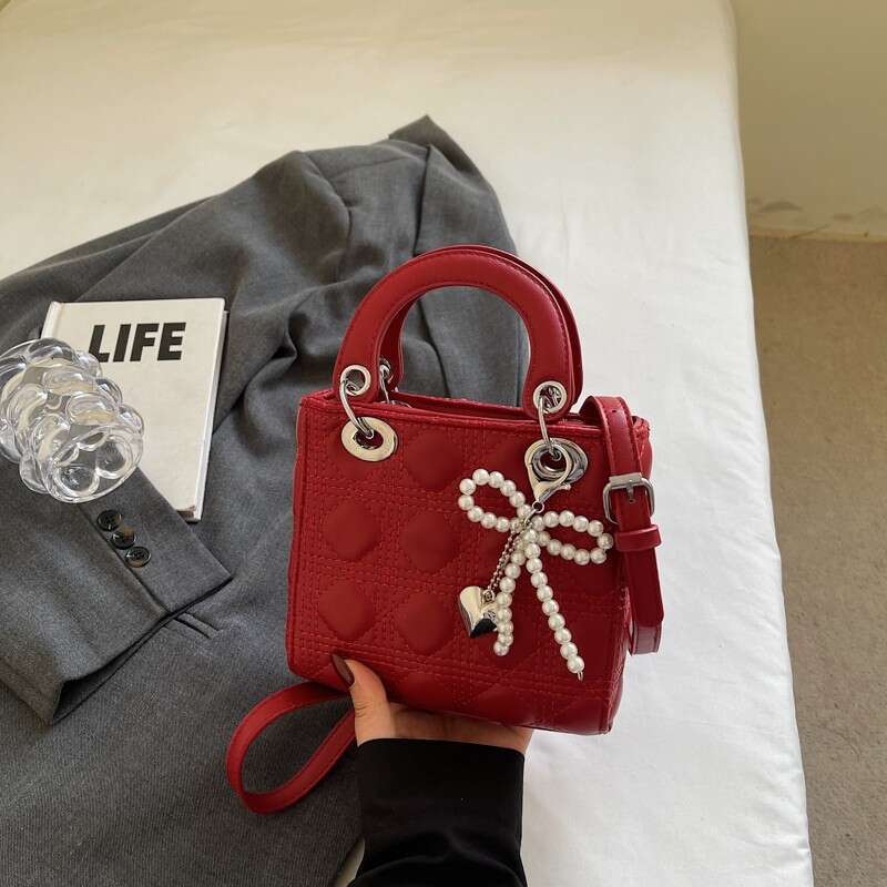 Niche Design Princess Diana 2025 Fashion Spring Single Shoulder Crossbody Korean Version Textured Quilted New Small Square Bag