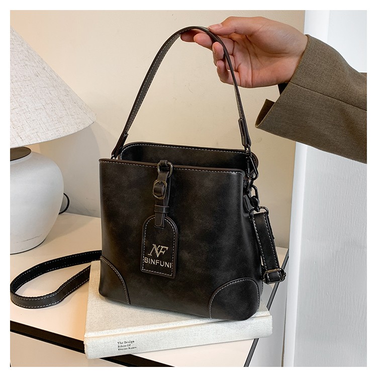 New retro fashion single shoulder crossbody handbag, crossbody bag, simple and versatile bucket bag, women's bag
