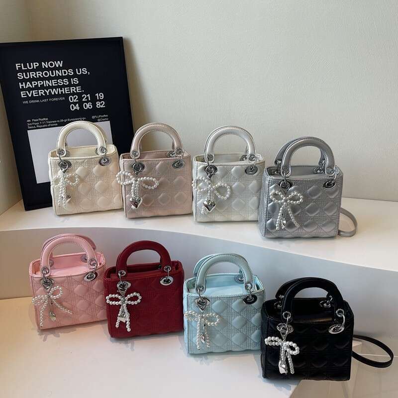 Niche Design Princess Diana 2025 Fashion Spring Single Shoulder Crossbody Korean Version Textured Quilted New Small Square Bag