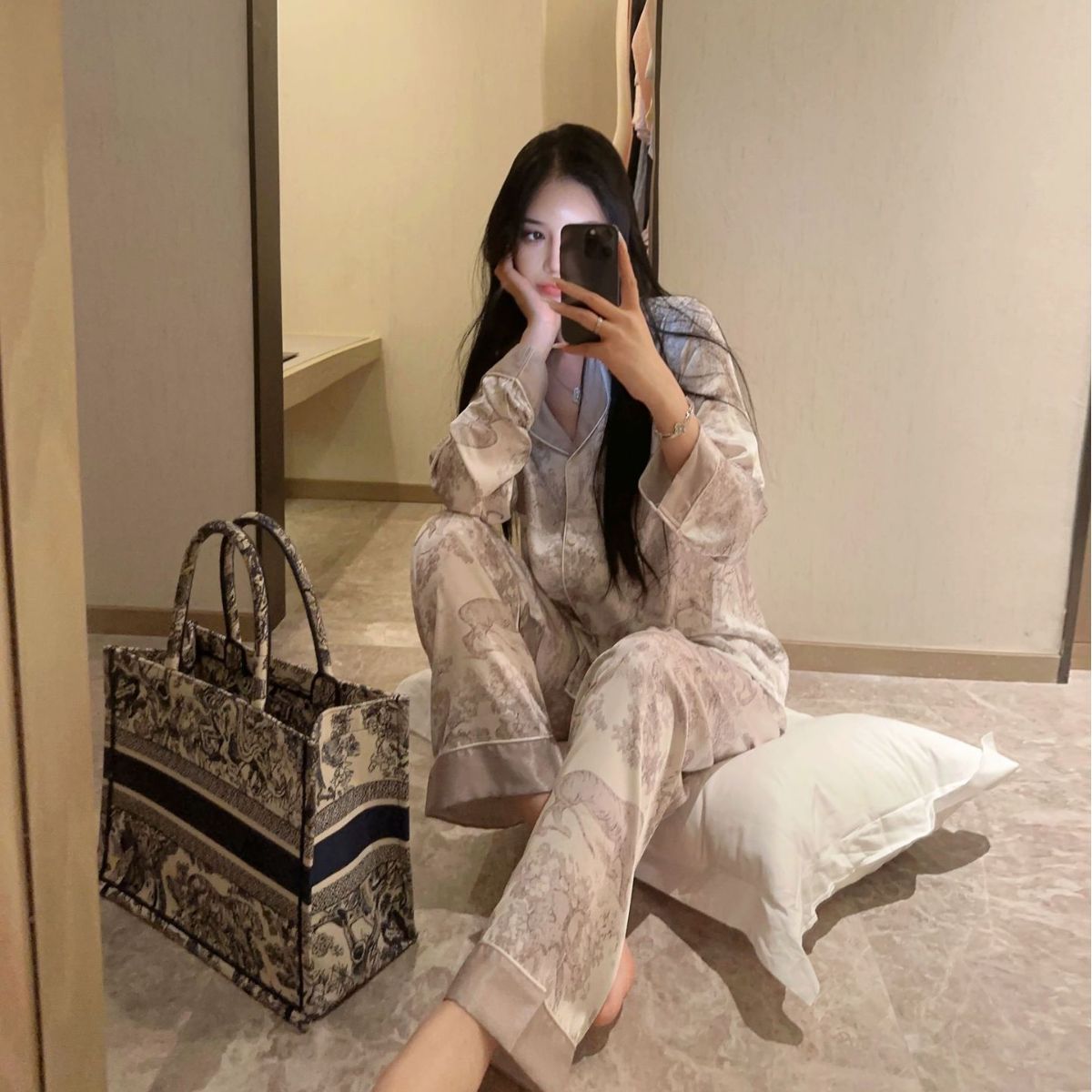 Ice silk pajamas, thin long - sleeved style for spring summer and autumn They have an elegant look are slimming and this home - wear can also be worn 