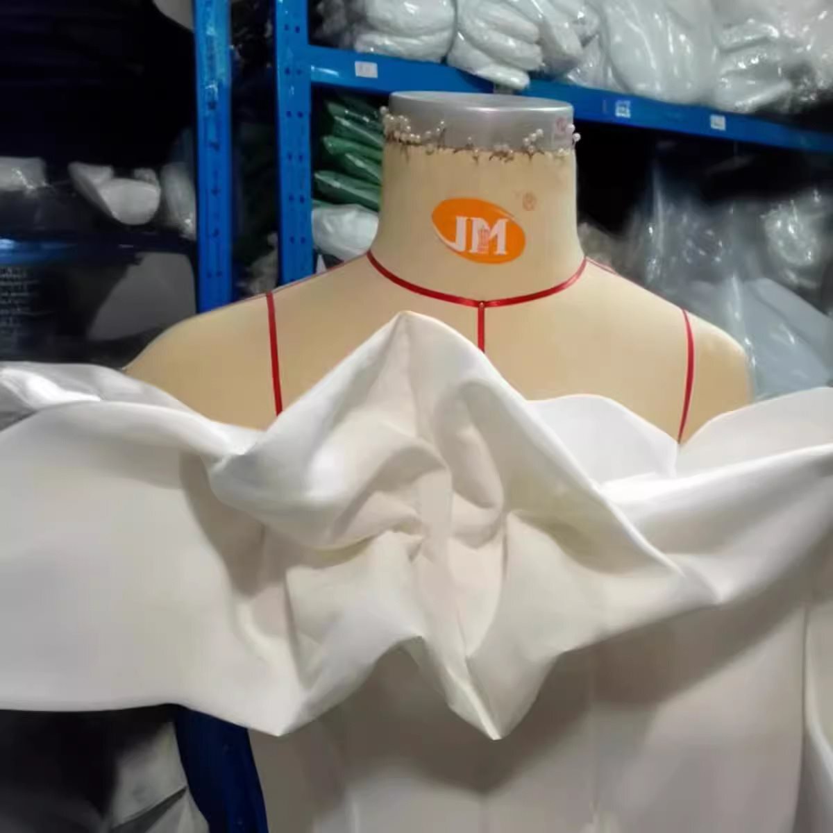 2025 Summer European fashion and American Women's S Fashion Shoulder Bare Chest Fashion Sexy Backless Dress Fluffy Neck Mini Dress New Designer D