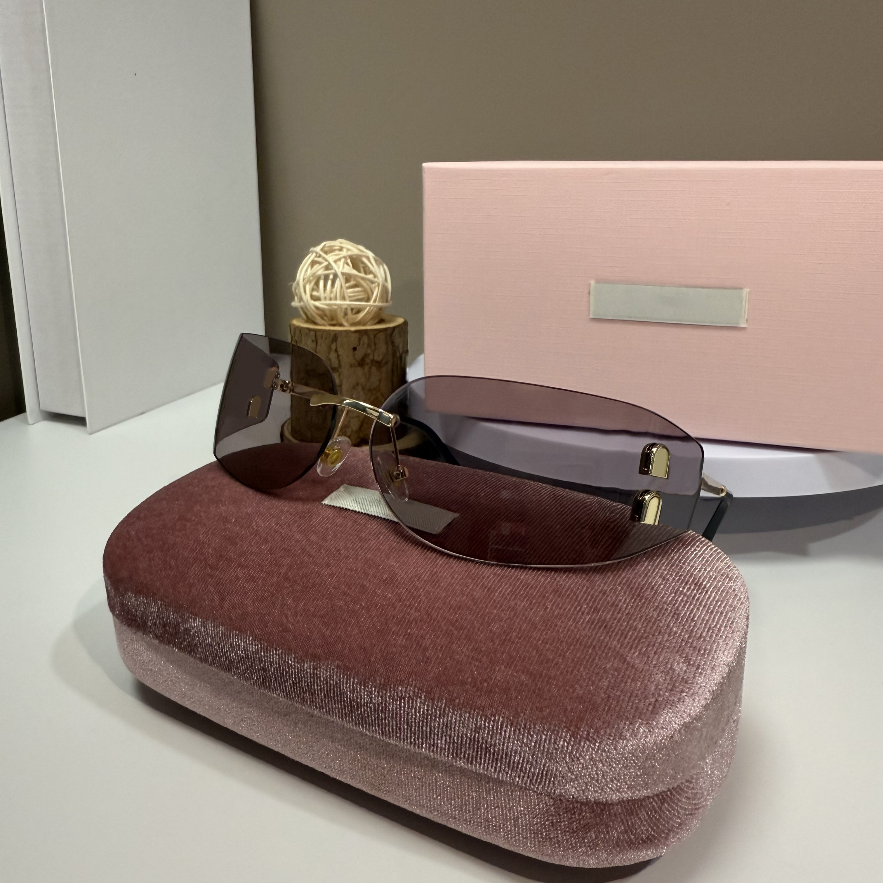 Luxury designer sunglasses fashion sunshade rimless sunglasses for women outdoor travel sunglasses beach photo casual with temperament