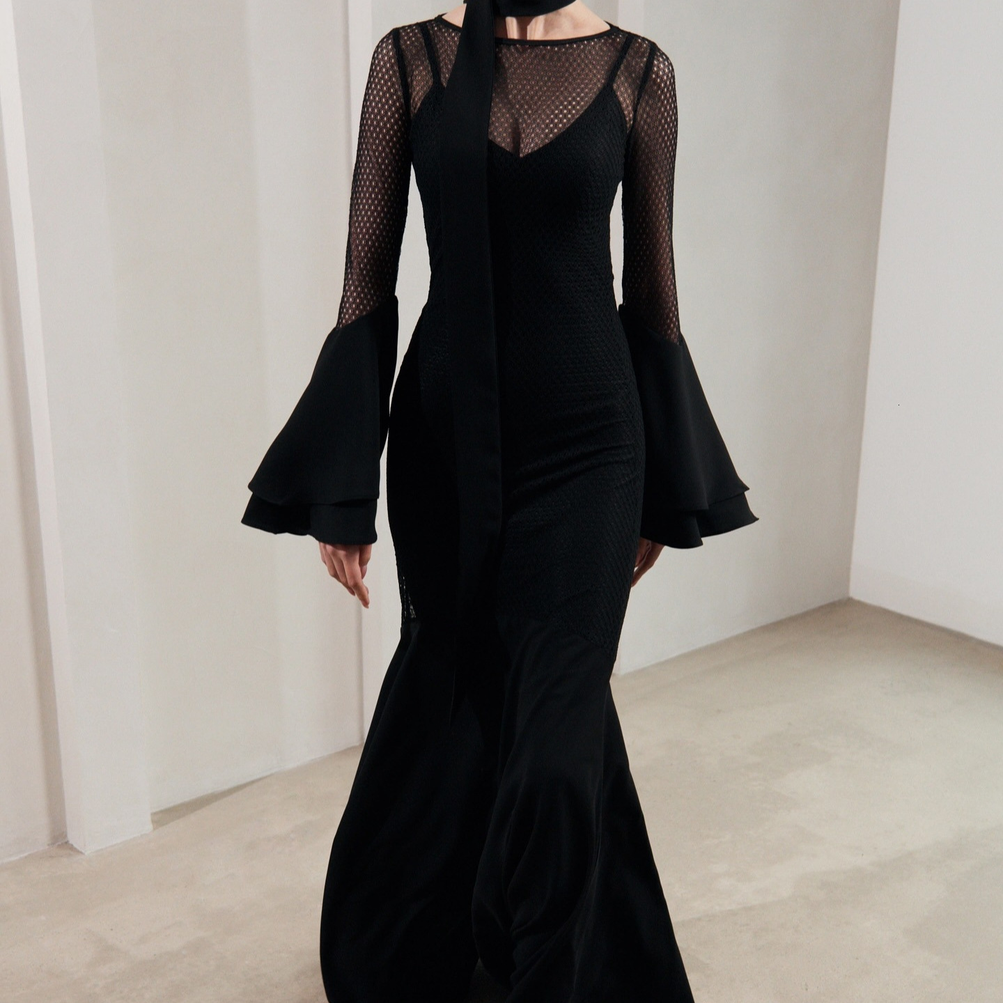 2025 European and American style niche elegant dress autumn high waisted tight fitting women's fashion S hollowed out round neck banquet long new