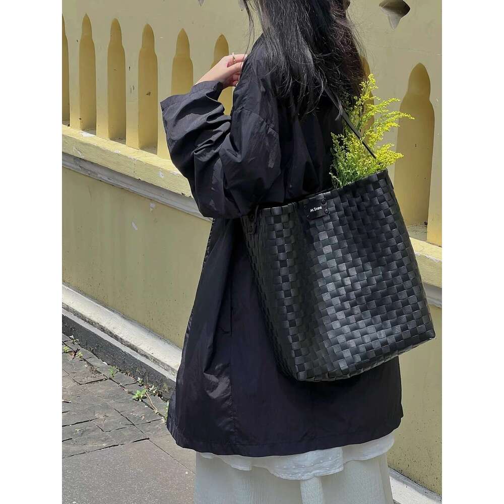 M Brand July New Coffee Merchandise Woven Handbag Basket Internet Celebrity Fashion Commuter Crossbody Bag