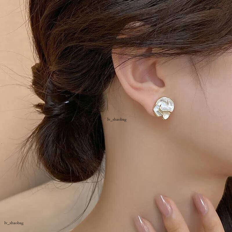 DHcollections S Sier Needle Unique Camellia for Women 2024 New Niche Design Light High-end Earrings