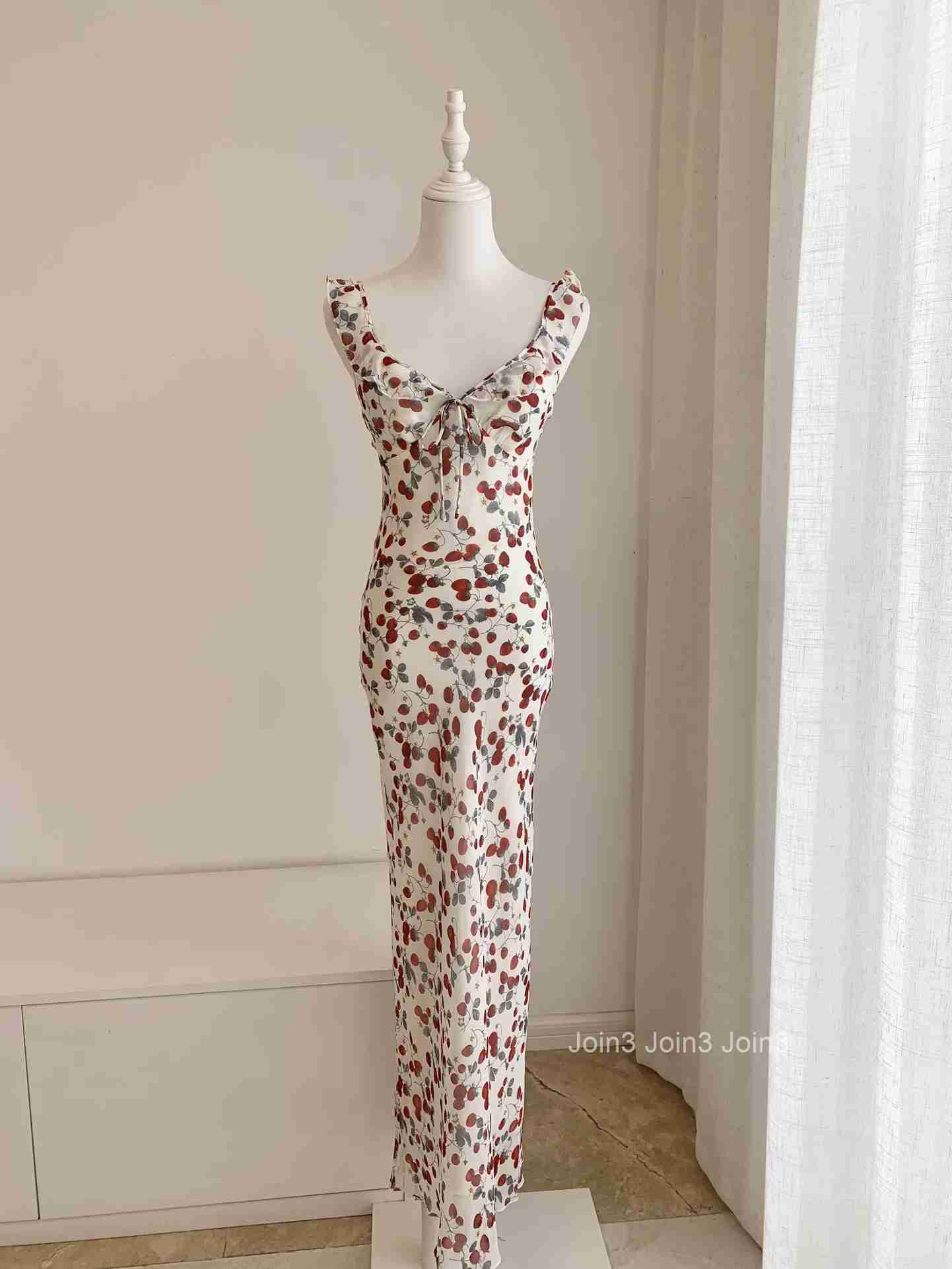 New 100% Silk Women V-Neck Ruffles Sleeveless Slim Fit Strawberry Printed Long Dress