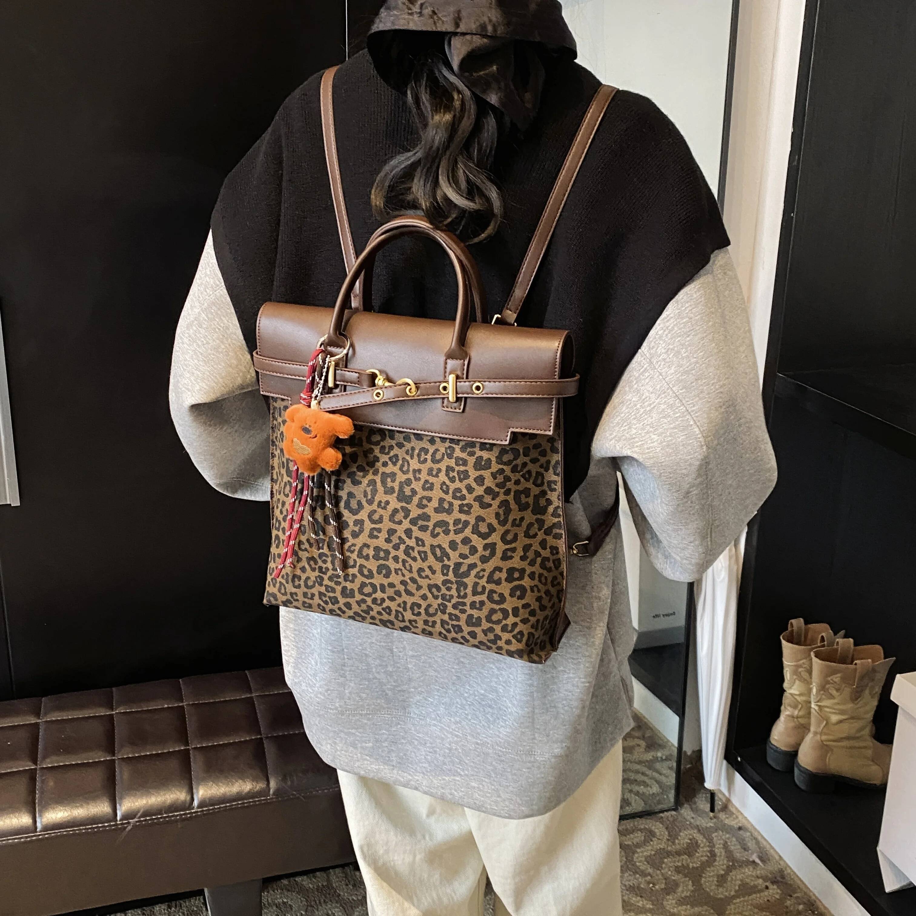 Shoulder bag Designer Tote Large Capacity Retro Handbag for women men Commut and travel outside Backpack Small Square multiple carrying methods