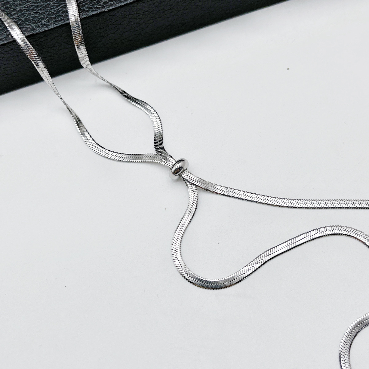 Free Shipping 2025 New Designer Jewelry Season Snake Bone Chain Sweater Necklace For Women Elegant Niche High-end Adjustable Necklace Accessory Versat