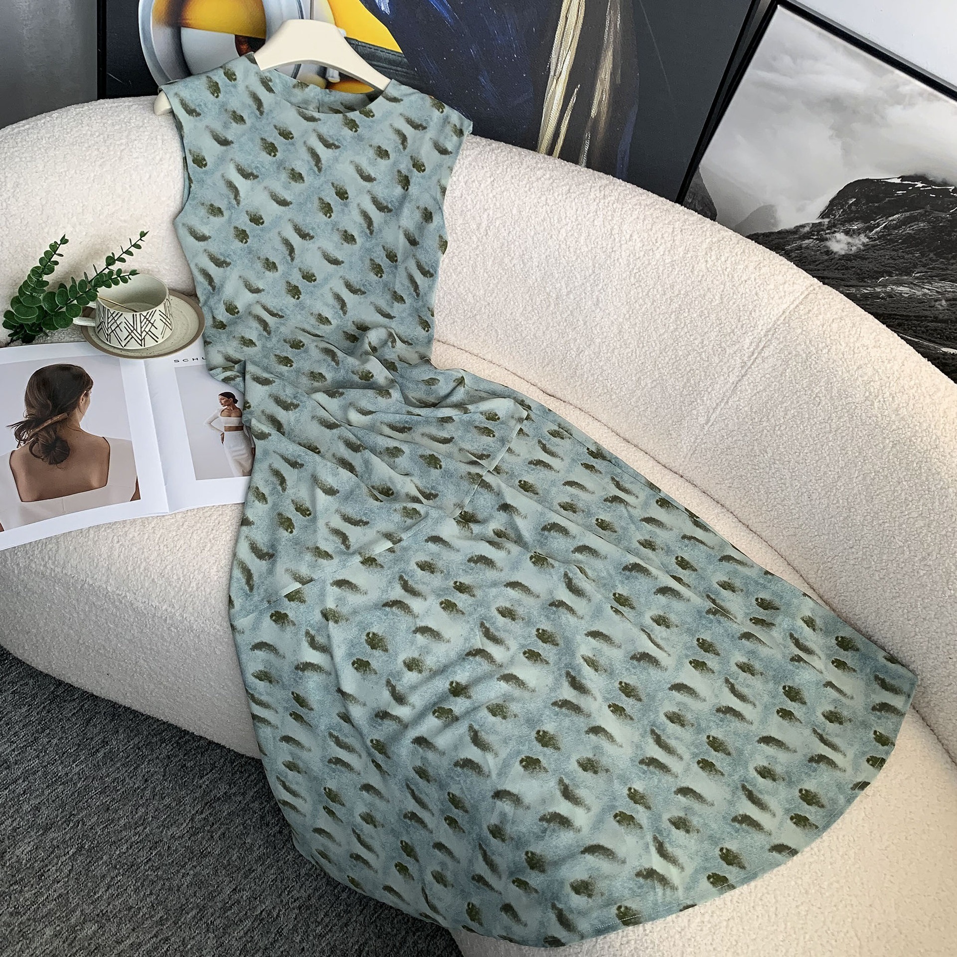 2025 Summer Lightweight Invisible Super Slim Cool Elegant Soft Round Neck Small fashion Bubble Sleeve Dress Summer Peacock Blue New Designer Dress