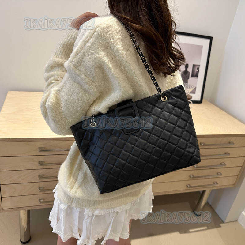 Fashionable and Stylish Single Shoulder Bag Beautiful Tote Bag 2025 Niche Design Trendy Crossbody Bag Casual Simple Handbag H250804