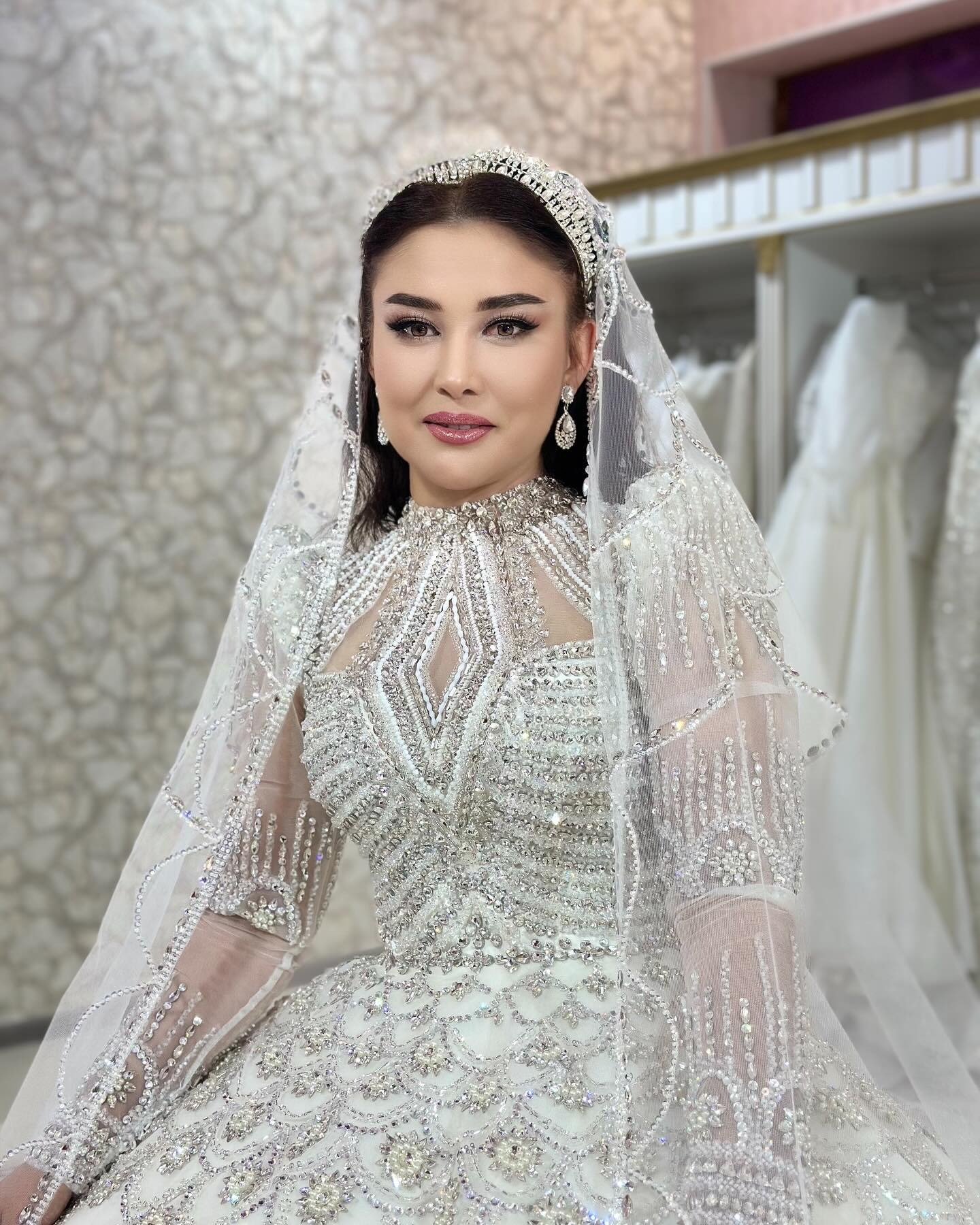 Luxury Crystal Wedding Veils Cathedral Beadings Edge Bridal Veils Tulle 1 Layer With Comb White Ivory Bride Accessories Custom Made