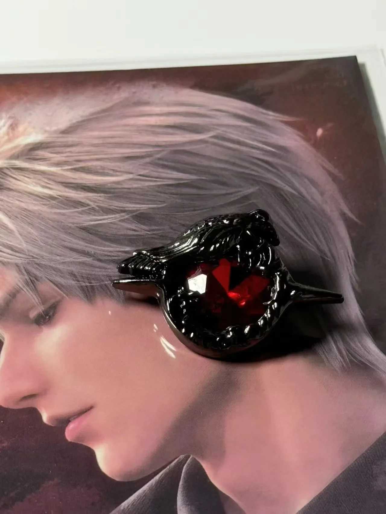 2025 Game Love and Deep Space Sylus Brooch Red Zircon Crow Badges Pin for Clothing Jewelry Cosplay Accessories Fans Gifts G250802