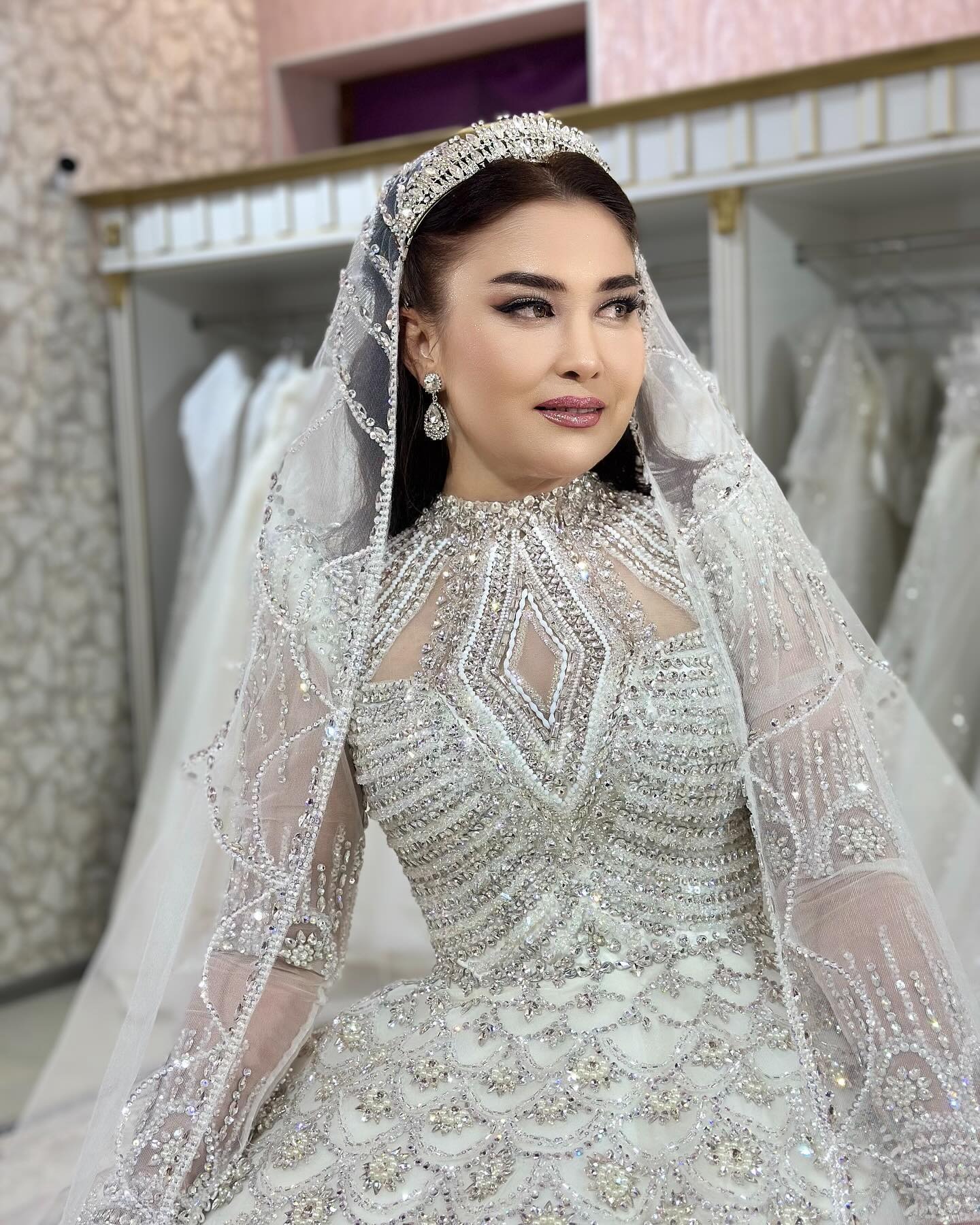 Luxury Crystal Wedding Veils Cathedral Beadings Edge Bridal Veils Tulle 1 Layer With Comb White Ivory Bride Accessories Custom Made