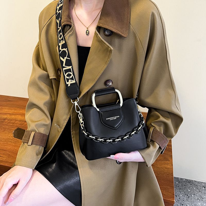 Cross border new handbags for women, retro versatile wide strap messenger bag, fashionable chain commuter shoulder bucket bag