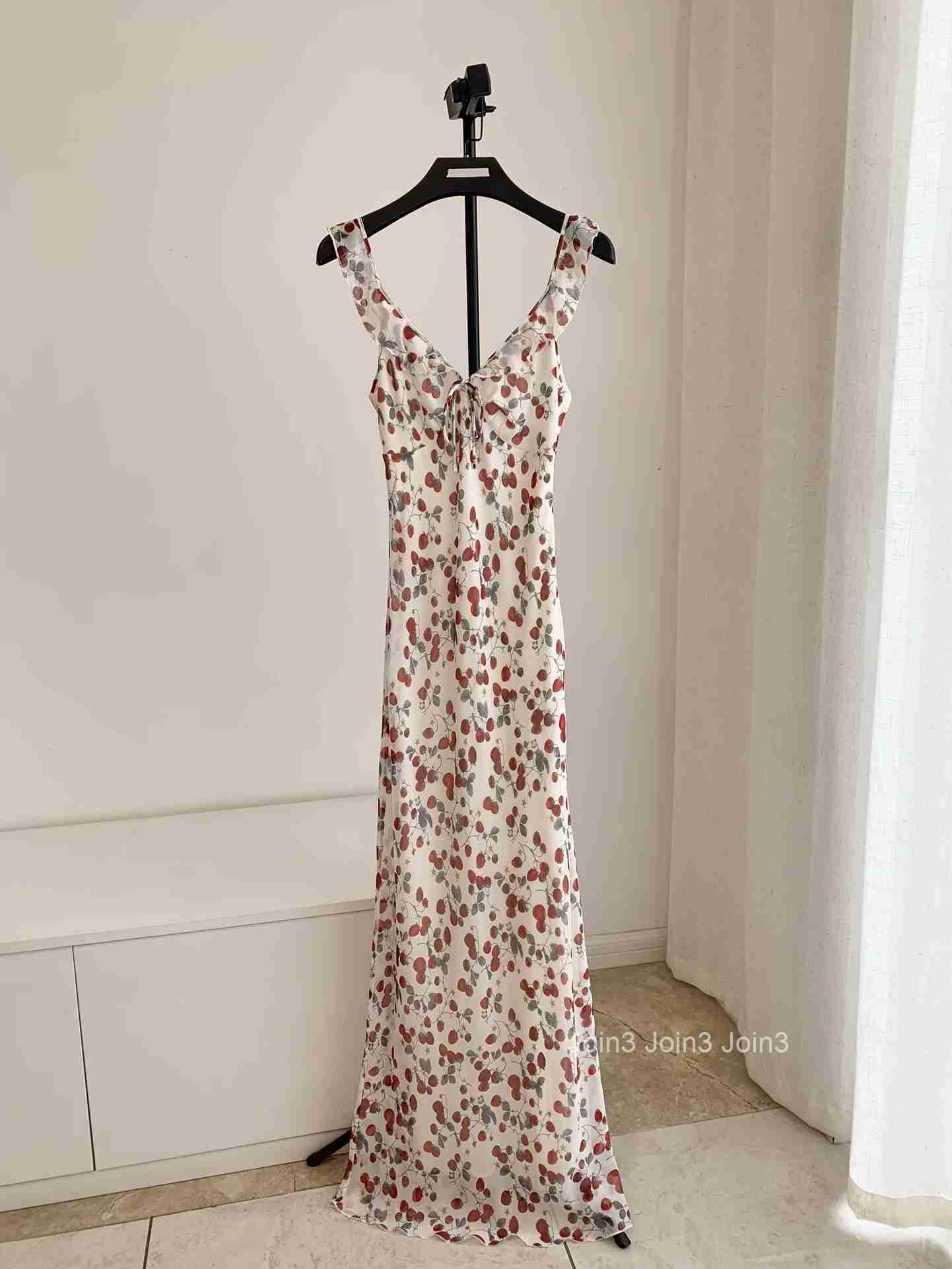 New 100% Silk Women V-Neck Ruffles Sleeveless Slim Fit Strawberry Printed Long Dress