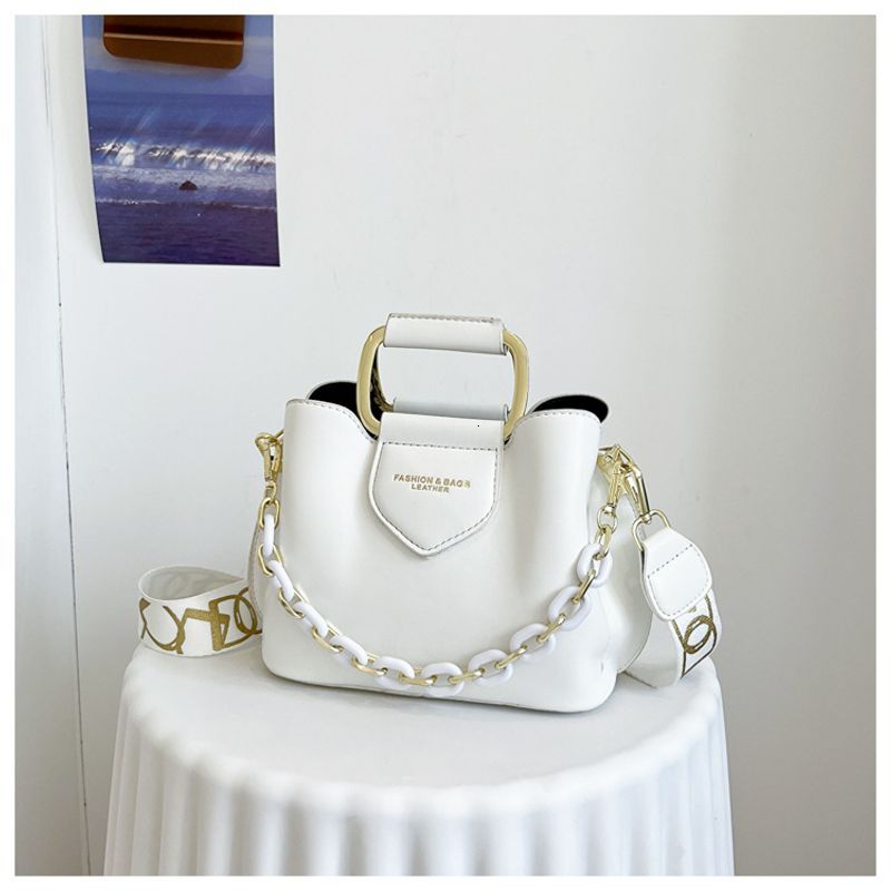 Cross border new handbags for women, retro versatile wide strap messenger bag, fashionable chain commuter shoulder bucket bag