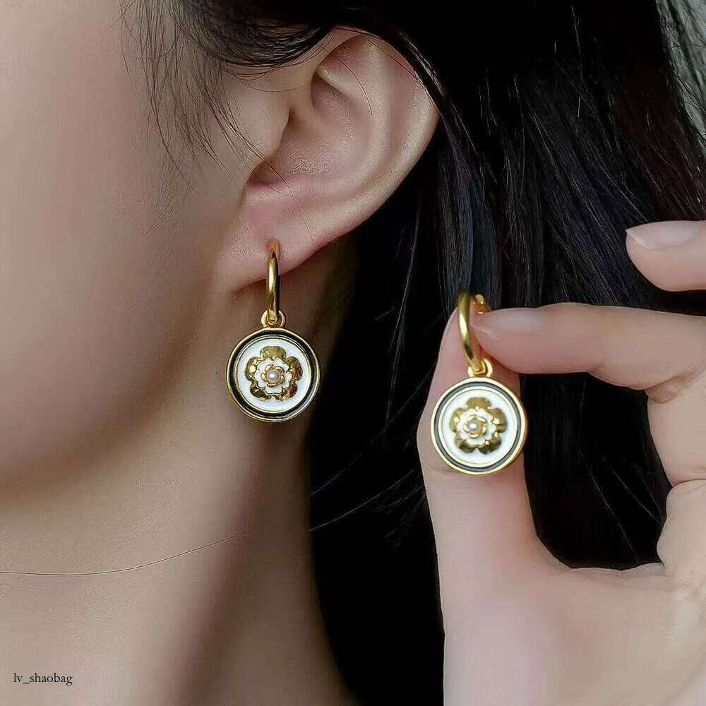 DHcollections French Style Camellia Earrings for Women 2024 Fashion Elegant Oil Drop Ear Cuffs Light Niche High End Jewelry