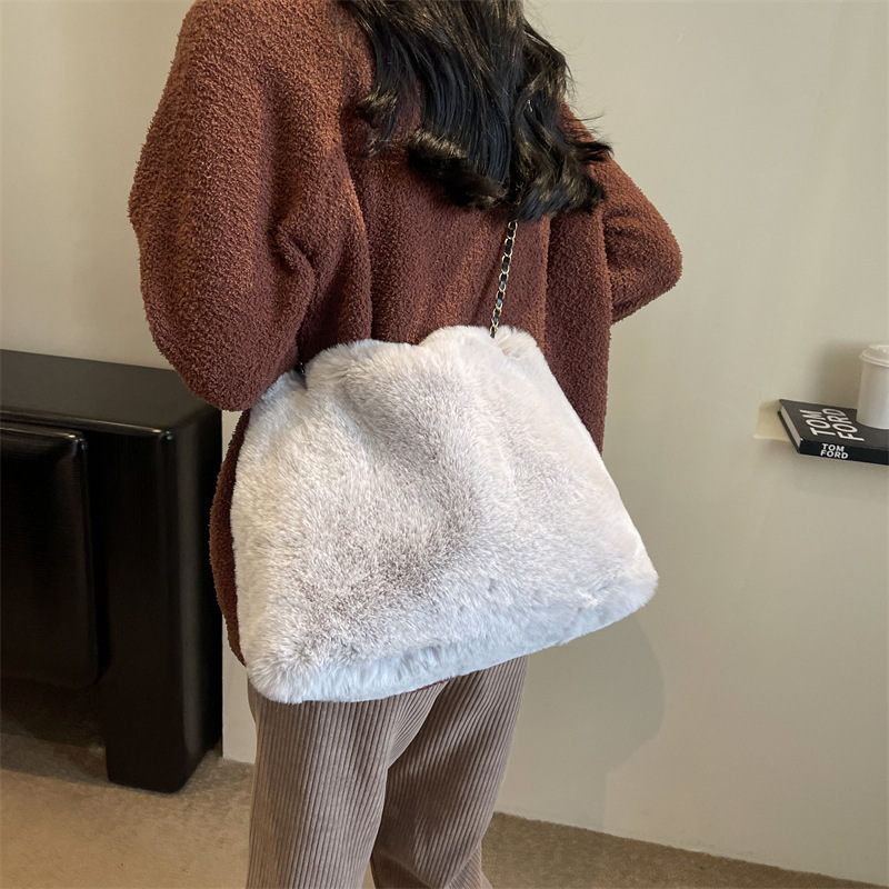 Autumn and Winter Large Capacity Fluffy Bag Womens Bag Trendy Chain Crossbody Bag Fluffy Bucket Bag 250804