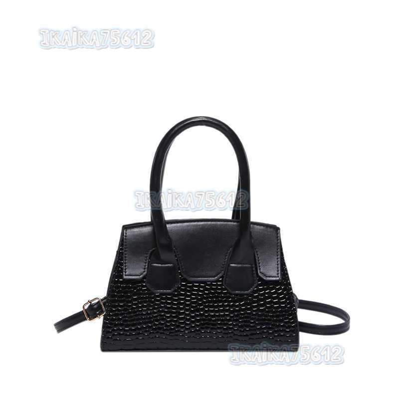 Small Square Bag for Women 2025 Summer New Trendy Fashion Niche Design Popular Crossbody Bag Simple Fashion Shoulder Bag H250804