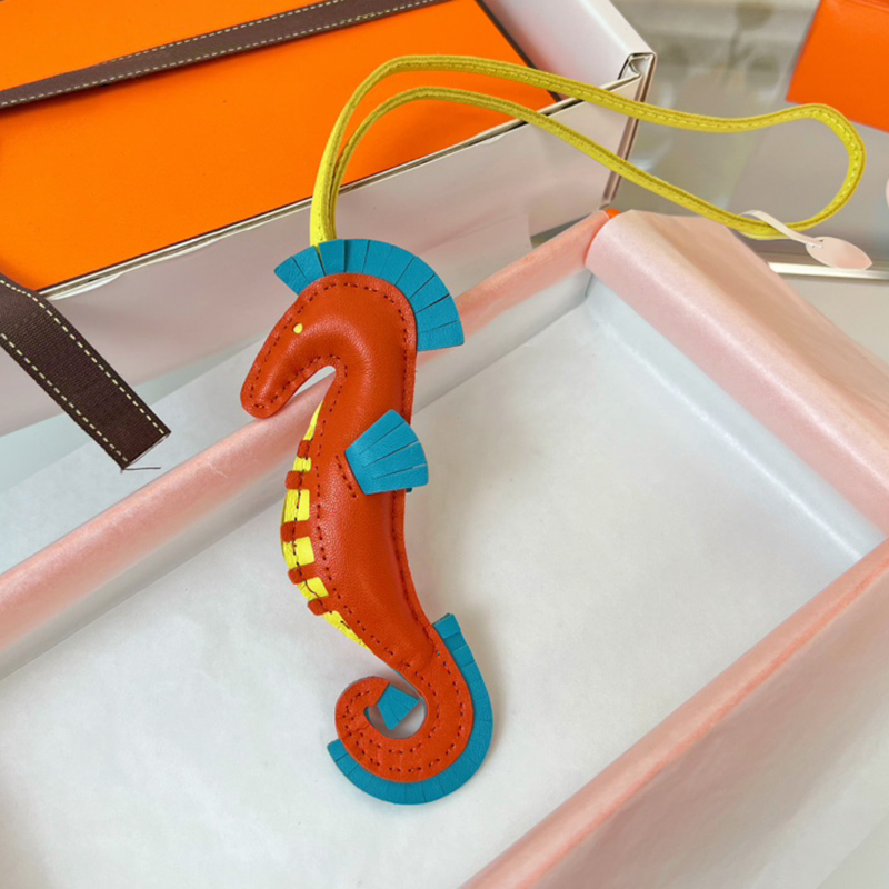 Leather Puppy Keychain High Quty Chic Cute Animal Bag Charm For Women Men Lanyards For Wallet Puerse And Card Holders L250928KPJA