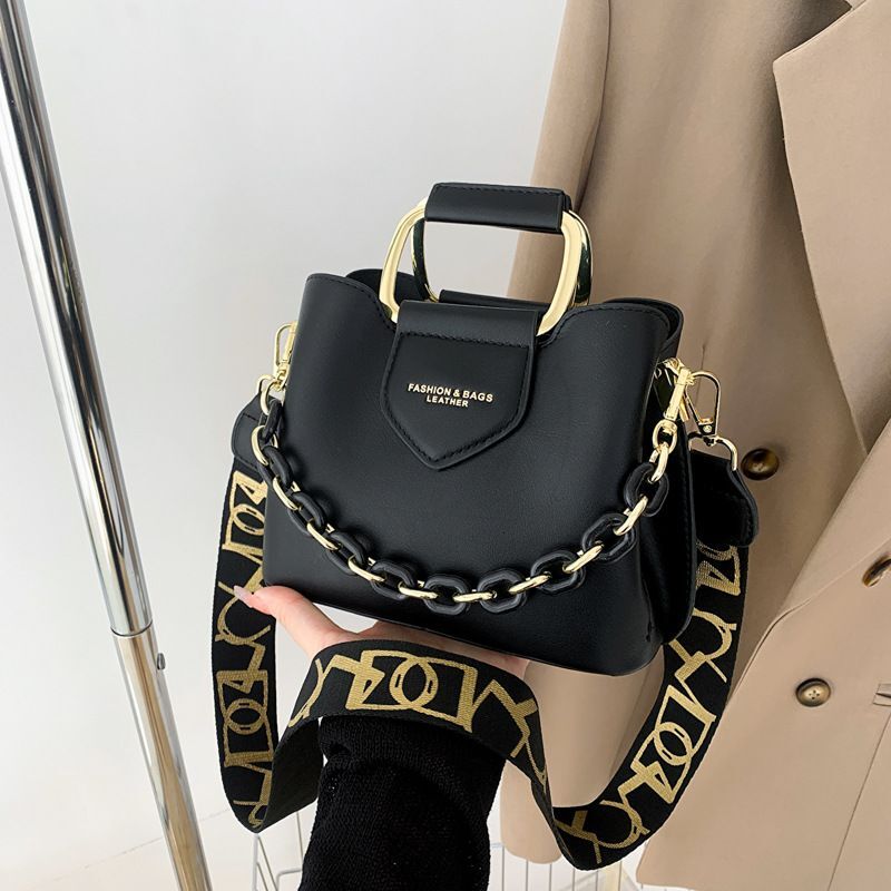 Cross border new handbags for women, retro versatile wide strap messenger bag, fashionable chain commuter shoulder bucket bag