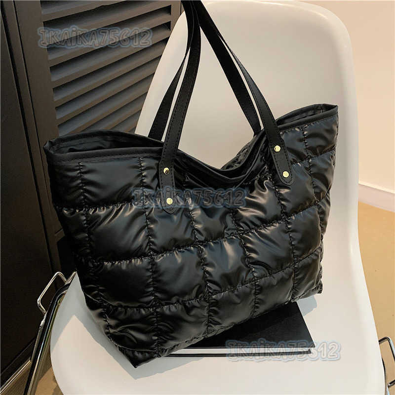 Womens Large Capacity Bag 2025 New Winter Niche Texture Shoulder Bag Fashion Simple Commuter Tote Bag Large Bag H250804