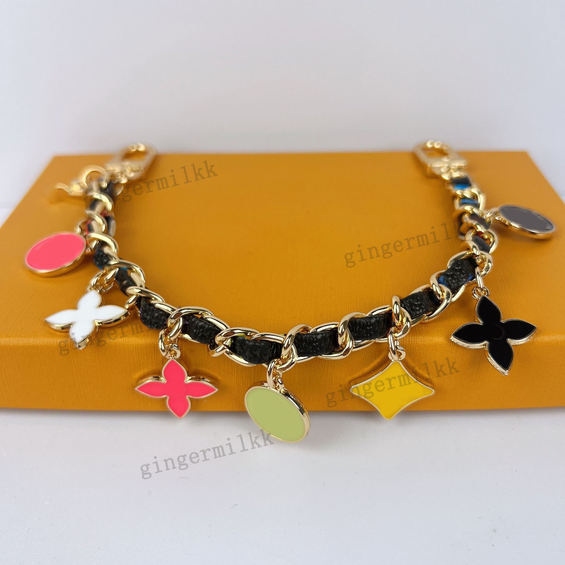 Designer Womens Bag Charm Flower Decoration Pendants Leather Bracelet Costume Pendant Vintage Cell Phone Chains Short Chain Christmas Gift