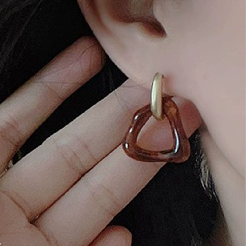 Free shipping 2025 new designer jewelry Vintage Irregular Resin Triangle Earrings for Women Unique Design Minimalist Elegant and Sophisticated Stud Ea