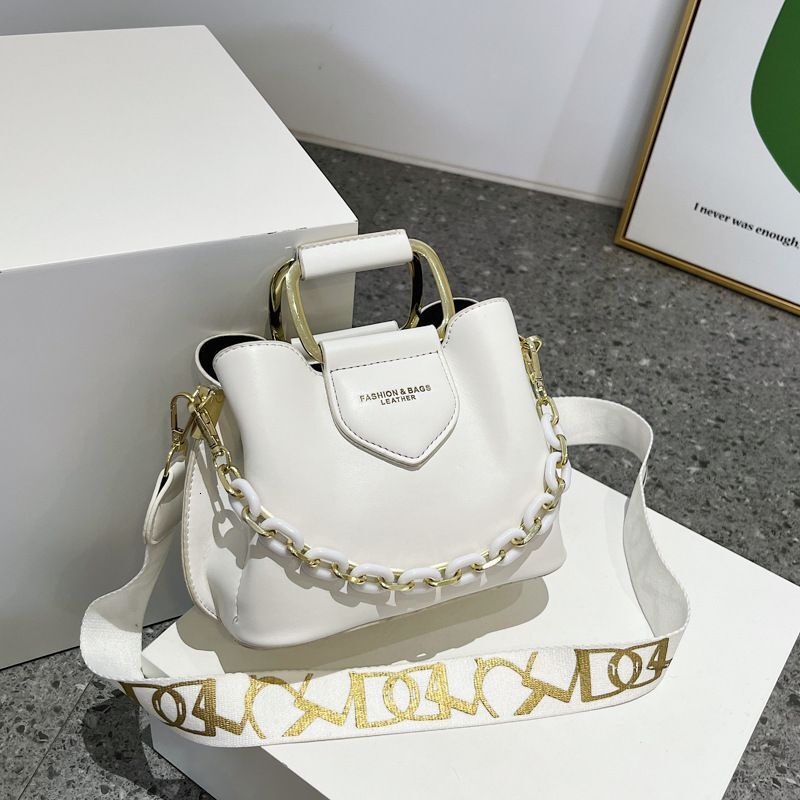 Cross border new handbags for women, retro versatile wide strap messenger bag, fashionable chain commuter shoulder bucket bag