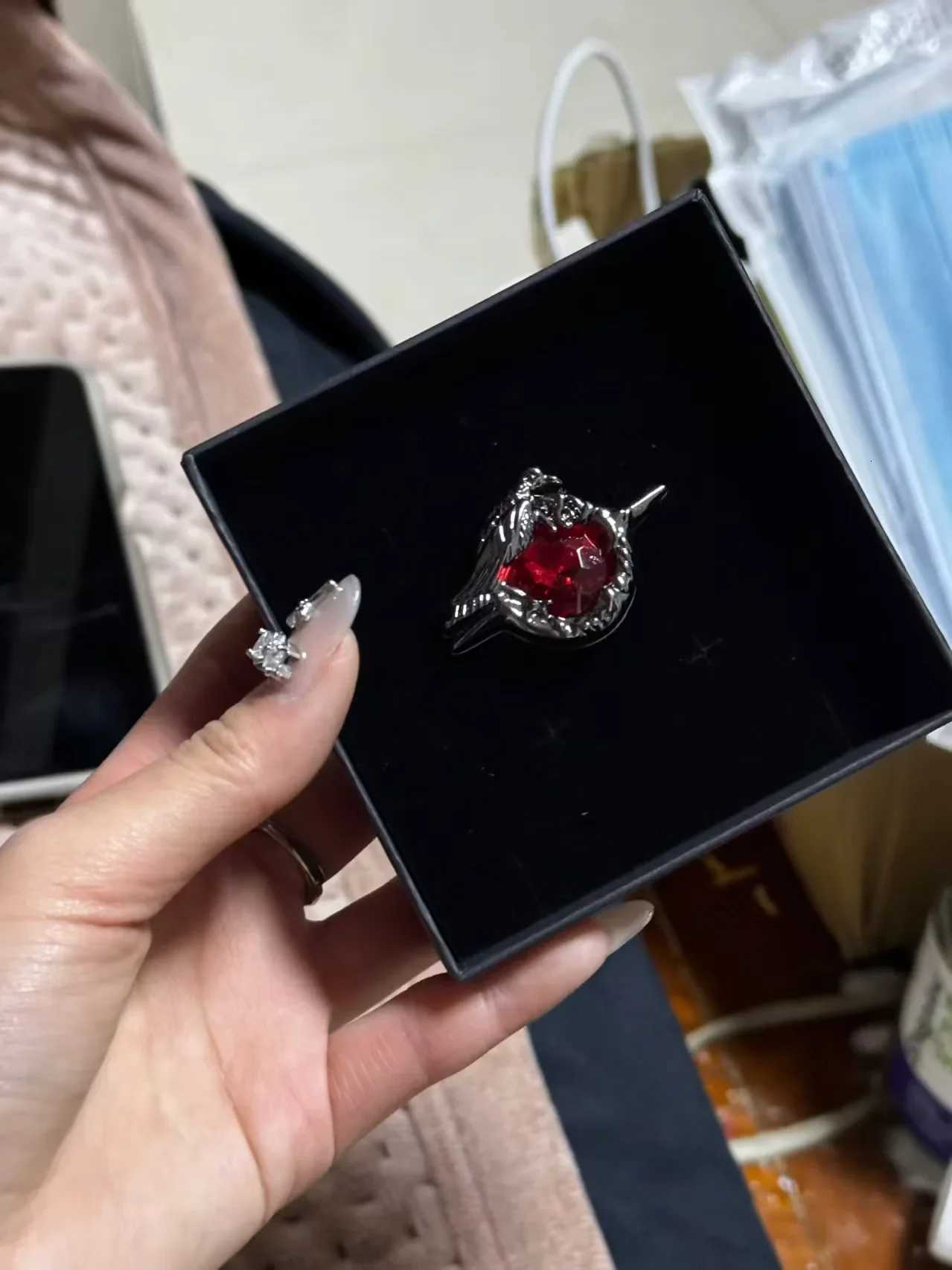 2025 Game Love and Deep Space Sylus Brooch Red Zircon Crow Badges Pin for Clothing Jewelry Cosplay Accessories Fans Gifts G250802