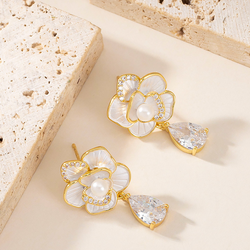Elegant Temperament Style Oil Drop Pearl Floral Earrings Light Niche Personality High-end Sier Needle Ear Jewelry