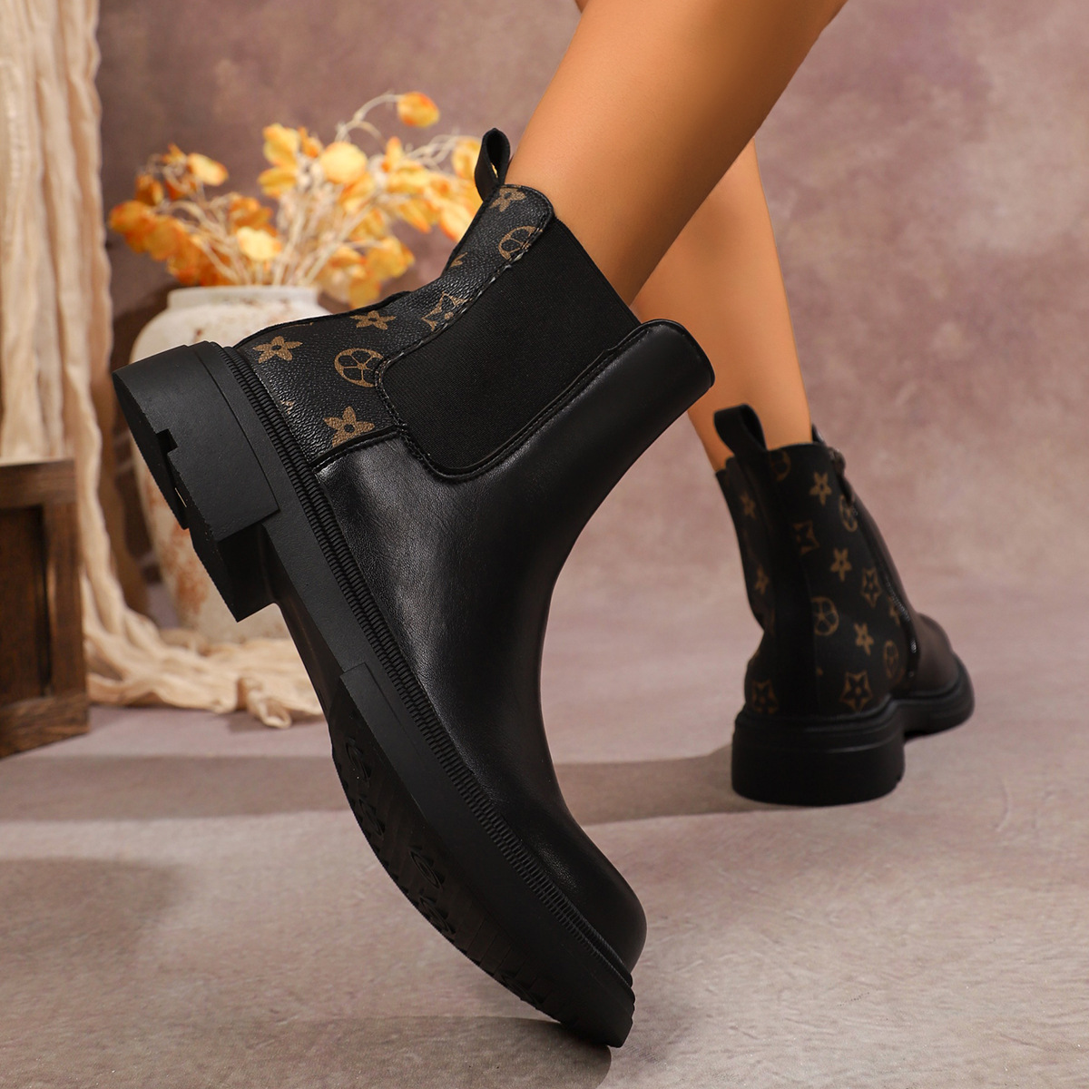 Fashion plus size 36-41 short boots with soft sole zipper women's chimney boots 2025 autumn/winter new design British style martin boots free shi