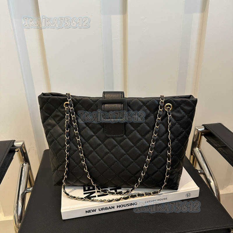 Fashionable and Stylish Single Shoulder Bag Beautiful Tote Bag 2025 Niche Design Trendy Crossbody Bag Casual Simple Handbag H250804