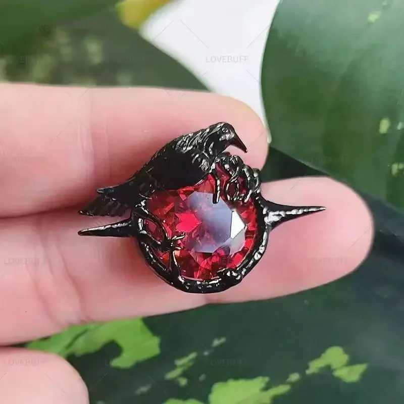 2025 Game Love and Deep Space Sylus Brooch Red Zircon Crow Badges Pin for Clothing Jewelry Cosplay Accessories Fans Gifts G250802