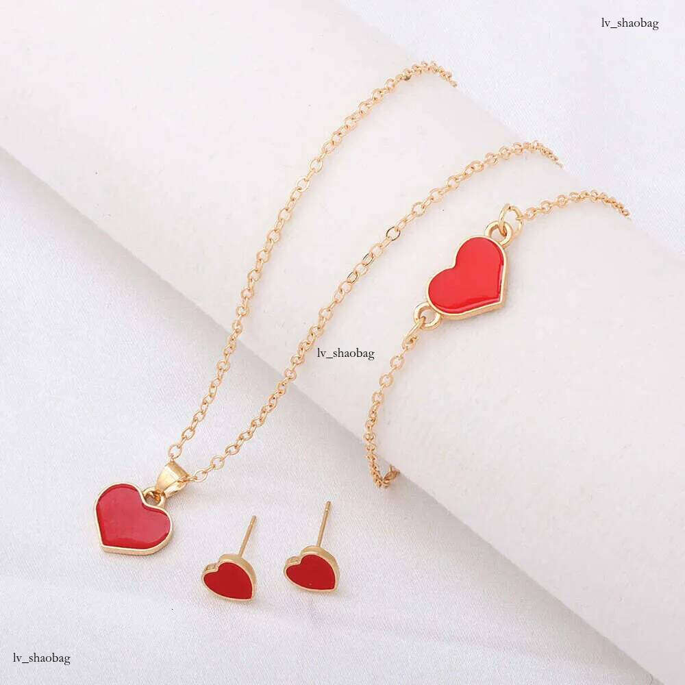 DHCollections 2025 Spring Heart Jewelry - Minimalist Necklace Bracelet Earrings Set for Women (2 Color Options)