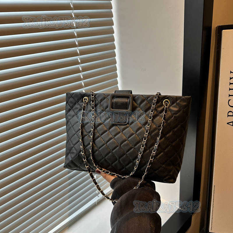 Fashionable and Stylish Single Shoulder Bag Beautiful Tote Bag 2025 Niche Design Trendy Crossbody Bag Casual Simple Handbag H250804