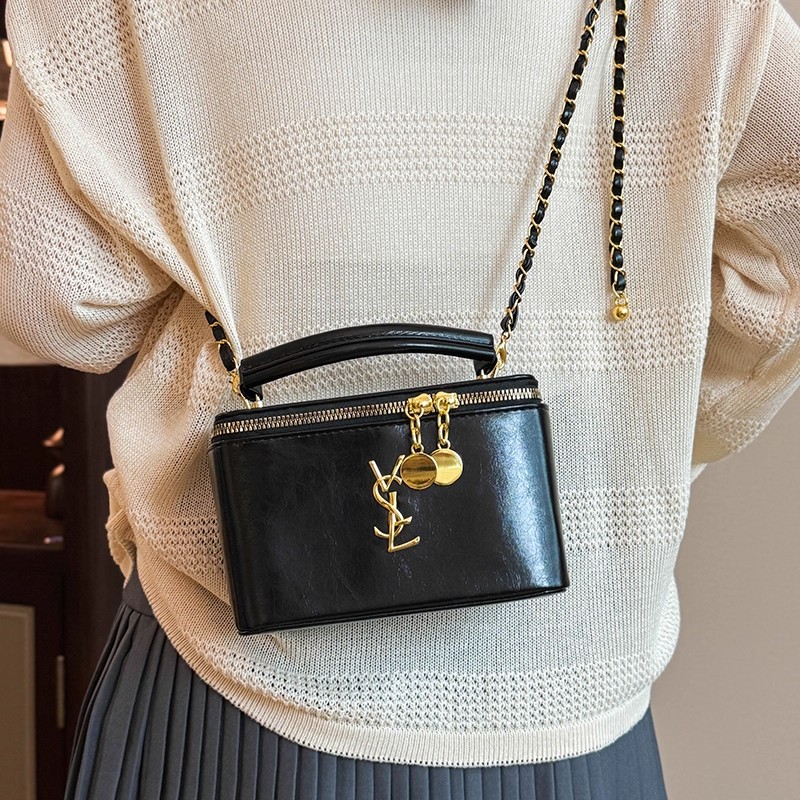 Designer bag luxury makeup bag shoulder bag 2025 new box bag handbag high-end letter women's bag versatile chain crossbody bag