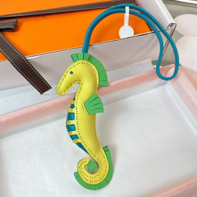 Leather Puppy Keychain High Quty Chic Cute Animal Bag Charm For Women Men Lanyards For Wallet Puerse And Card Holders L250928KPJA