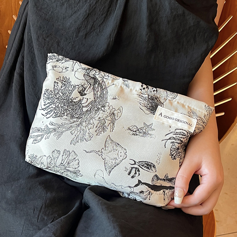 Free Shipping Designer Luxury Minimalist Makeup Bag Portable Skincare Storage Bag Travel Toiletries Bag Underwear Bag Canvas Handbag Casual Phone Bag