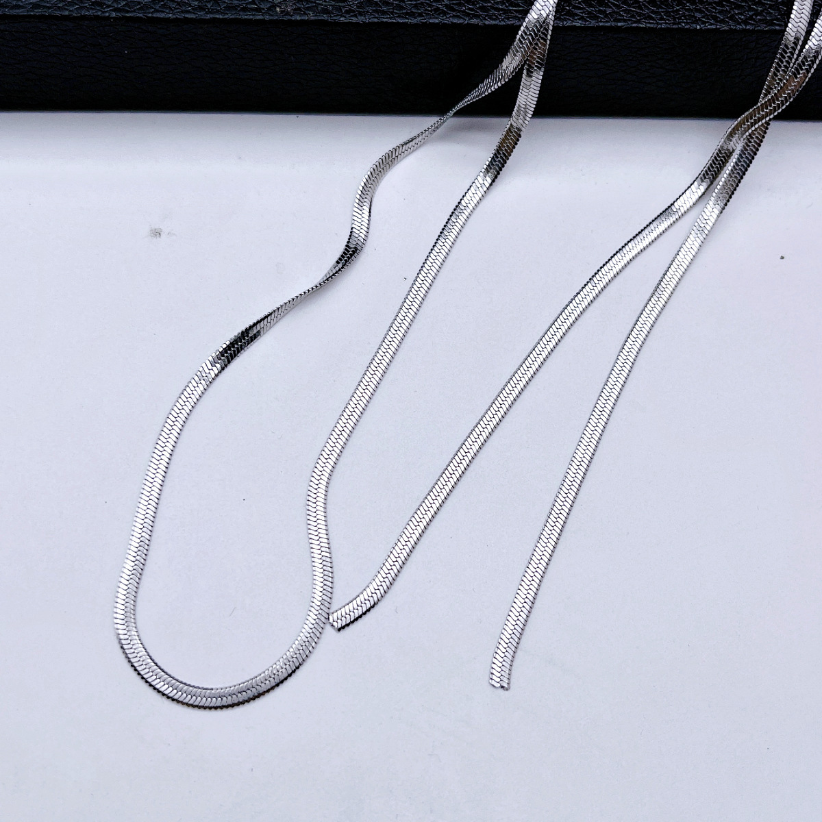 Free Shipping 2025 New Designer Jewelry Season Snake Bone Chain Sweater Necklace For Women Elegant Niche High-end Adjustable Necklace Accessory Versat