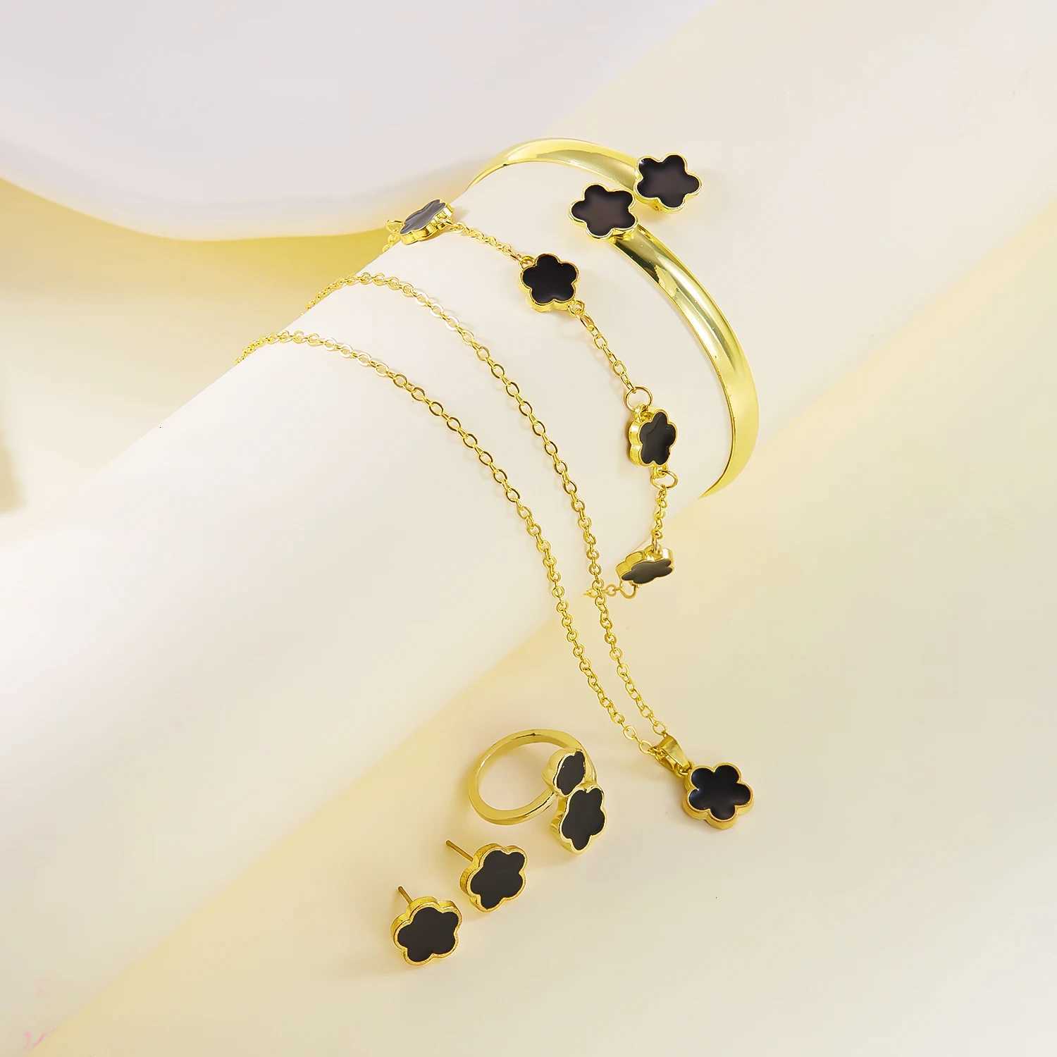New Fashion 5 Flower Bracelet Set for Wen Simple Lucky Flower Necklace Bracelet Earring Elegance French Party Jewelry S250804