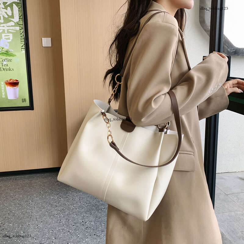 Women's 2024 New Large Capacity Fashion Mother and Child Texture Commuting Magnetic Buckle Single Shoulder Crossbody Bag