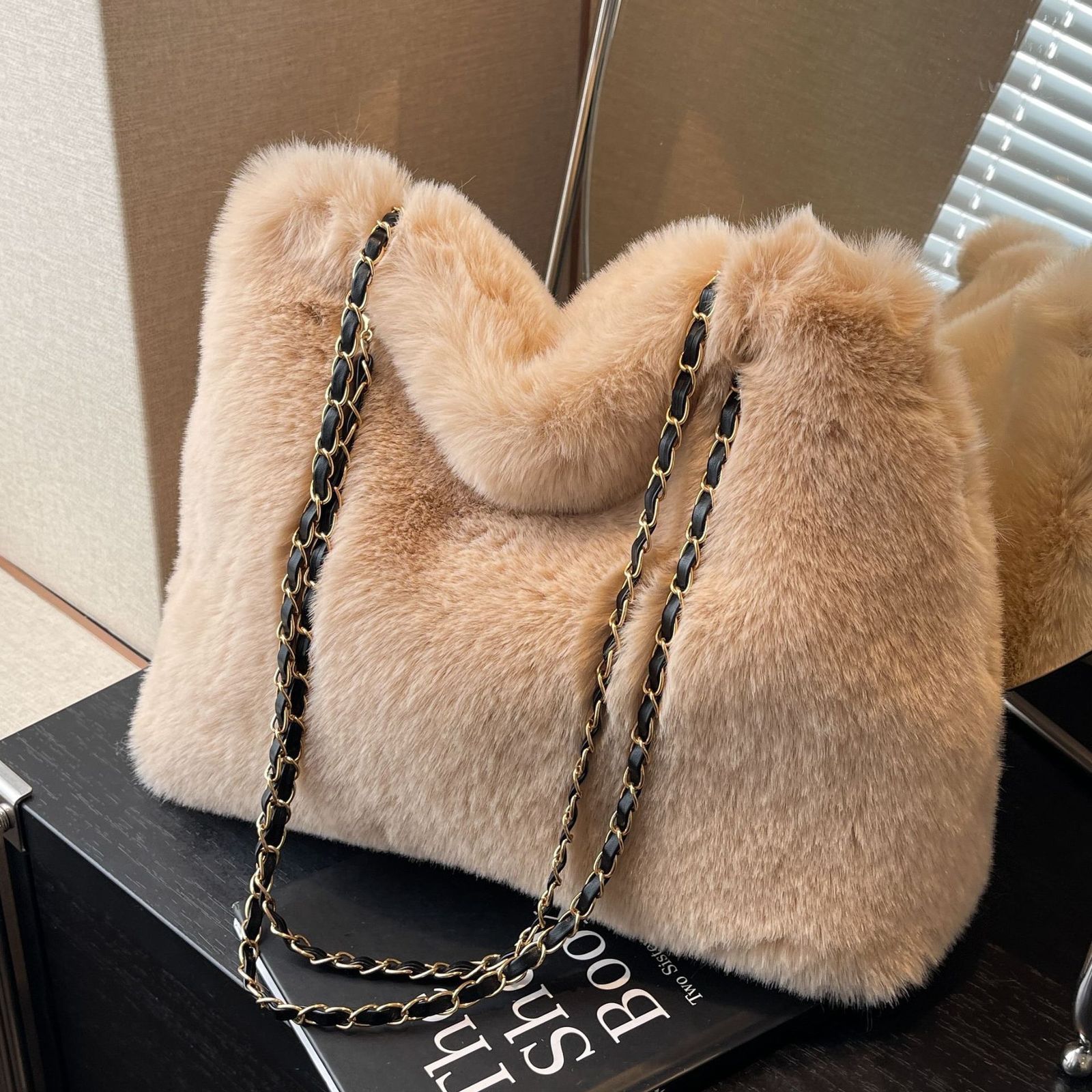 Autumn and Winter Large Capacity Fluffy Bag Womens Bag Trendy Chain Crossbody Bag Fluffy Bucket Bag 250804