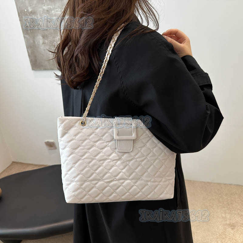 Fashionable and Stylish Single Shoulder Bag Beautiful Tote Bag 2025 Niche Design Trendy Crossbody Bag Casual Simple Handbag H250804