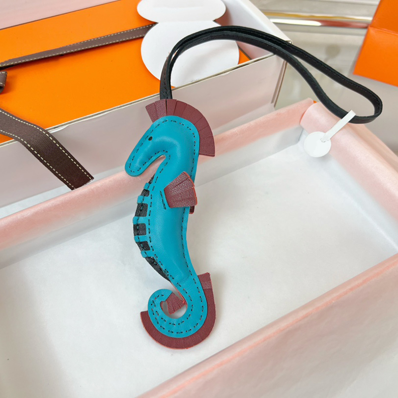 Leather Puppy Keychain High Quty Chic Cute Animal Bag Charm For Women Men Lanyards For Wallet Puerse And Card Holders L250928KPJA