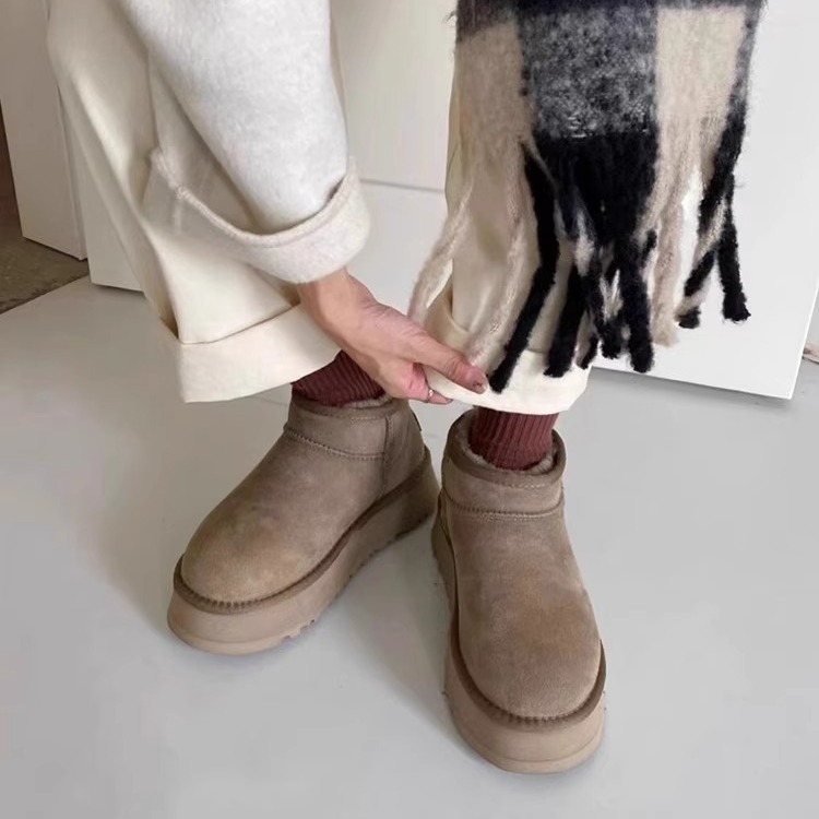 Women's Thick - soled Snow Boots new Winter Style One - piece Fur - lined Short - tube Snow Cotton Shoes for Women Plush - added and Thickened Bi
